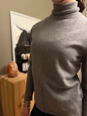 Hugo buss tröja  - En jätte fin Hugo boss tröja . Jätte varm och i bra skick . Dock så vet jag inte vad den kostade men säljer den👍🏽