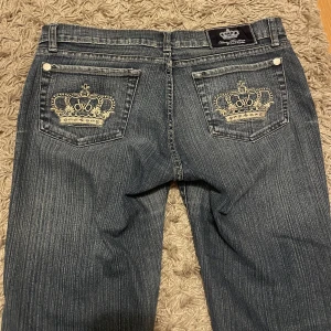 Lågmidjade jeans - Lågmidjade utsvängda Victoria Beckham jeans. Ganska stretchiga. Tyvärr lite korta på mig så säljer, är 1,71. Innerbenslängd- 76cm, midjemått- 84cm. 