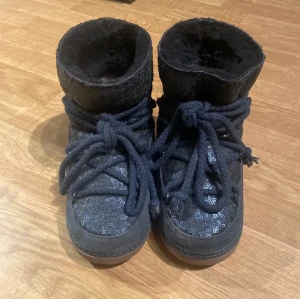 Blå Inuikii - Mörkblå inuikiis med paljetter på💕 knappt användna 