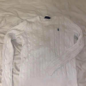 Vit polo ralph lauren tröja - Rensade garderoben och hittade denna fina vita klassiska ralph lauren tröja. Knappt använd och i mycket fin form