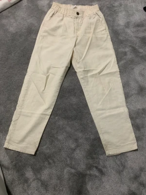 Zara linnebyxor - Ett par zara linnebyxor. Bra skick utan slitage eller trasigheter. Frakt ingår.  Storlek 152 men jag skulle säga att det passar 164 ungefär