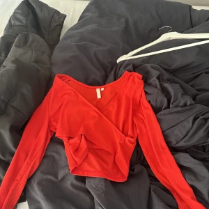 Röd topp - Sitter i kors fram och tajt passform