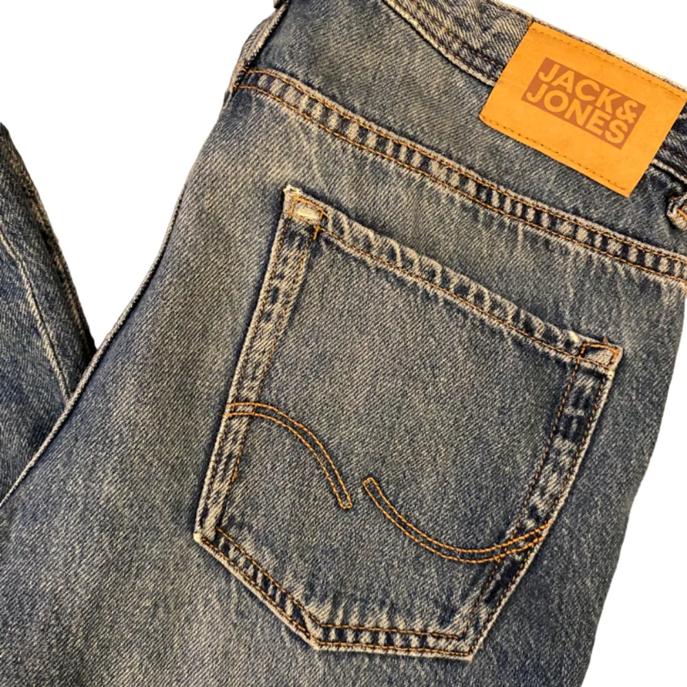 Jack & Jones jeans i modellen ”Regular Clark”. De är i storlek 164 men passar 160-170. Jeansen är i ett gott skick.. Jeans & Byxor.