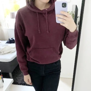 Hoodie - Vinröd hoodie från bikbok. Storlek S men passar även M då den är ganska stor i storleken. 80 kr + frakt 🩷tre för två på allt!