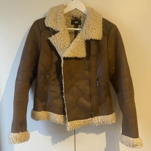 Jacka - Snygg jacka i nyskick från H&M!