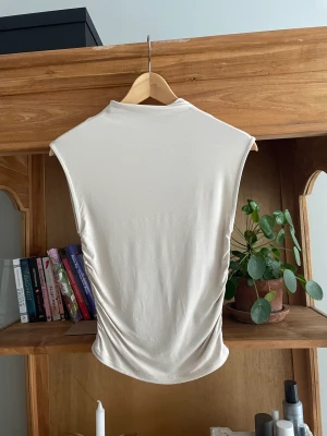 Ginatricot beige topp - Beige topp från Ginatricot soft touch. Storlek S