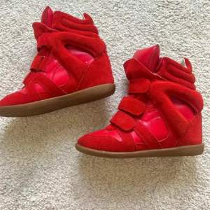Säljer mina super fina röda Isabell marant skor, använda få gånger bra skick. Storlek 39💗💗 dem är äkta!!🤗💗 inga defekter💗