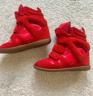 Isabell marant  - Säljer mina super fina röda Isabell marant skor, använda få gånger bra skick. Storlek 39💗💗 dem är äkta!!🤗💗 inga defekter💗