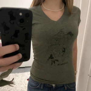 Tröja - skit snygg tight grön t-shirt med tryck! Plagget är i väldigt bra skick, vid fler frågor skriv privat💓