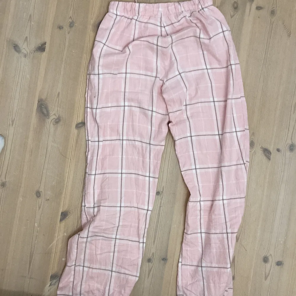 Säljer mina pyjamasbyxor från Gina då de inte passar mig längre🩷har en lite fläck se bild 2🫶🫶. Jeans & Byxor.