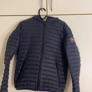 Colmar jacka - Svart colmar jacka. Storlek xs/S, Nypris 3500-4000kr, Vill bli av med den fort så tveka inte på att skriva om pris eller bilder!