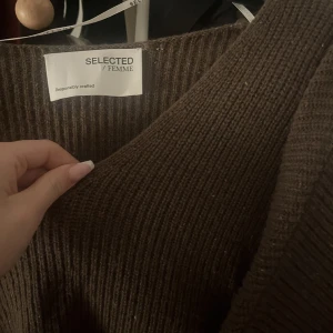 Slected femme - Säljer denna stickade tröja från selected femme, tröjan är använd EN gång och är i nyskick, tröjan är inköpt för 1000 och finns inte längre kva på hemsidan, jag är villig att gå ner i pris, tröjan är lite tajtare längst ner på armarna, skriv för bilder❤️