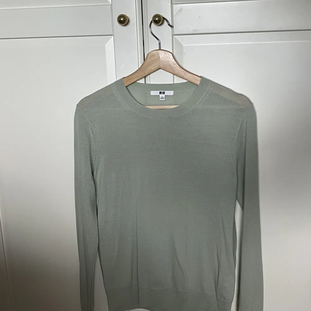 Finstickad grön tröja från Uniqlo. Endast använd 2 gånger, så den är i väldigt bra skick 💗 den är i storlek S💕 skriv till mig för mer information!. Stickat.
