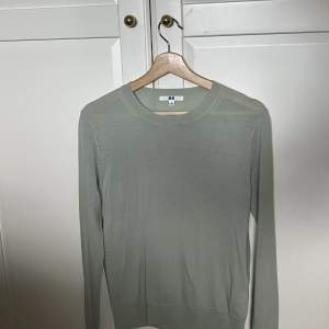 Finstickad grön tröja från Uniqlo. Endast använd 2 gånger, så den är i väldigt bra skick 💗 den är i storlek S💕 skriv till mig för mer information!