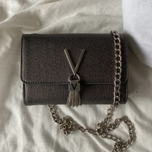 Mario Valentino väska  - Jätte fin Valentino väska, aldrig använd. Ny pris 879kr men säljer för 600. Pris kan diskuteras, jag kan även skicka fler bilder 🫶🫶