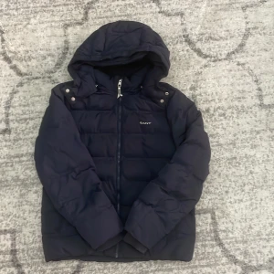 Gant jacka - En mycket skön vinterjacka. Har haft på mig den under en vinter.