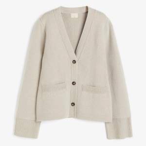 H&M populär ull kofta, Khaite dupe! Helt ny med prislapp kvar💕Har den både i stl XS och S 100 % ull 