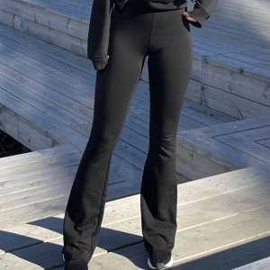 Yoga pants  - Svarta yoga pants knappt använda och har lite tjockare material som passar ny när det börjar bli kallare ute. 