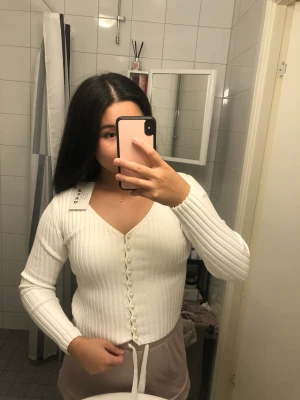 NA-KD tröja med pärlor - Aldrig använd, prislappen sitter kvar! 🤍