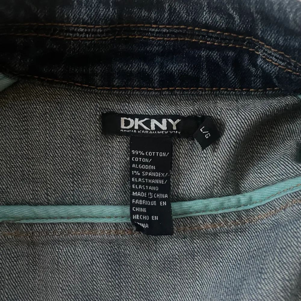 croppad jeans jacka från DKNY, inga slitningar eller defekter i storlek XS🫶🏻💓. Jackor.