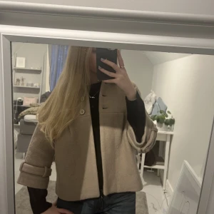 Trekvartsärmad kappa✨✨ - Snygg trekvartsärmad kappa från Zara! 