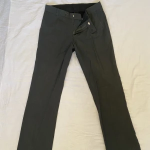 Kostymbyxor  - Skitsnygga kostymbyxor köpta second hand. Har en översized fit och är jättesnygga till vardags! 🌷