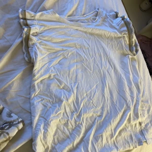 vit T-shirt med volanger  - jättegullig basic men öndå fin t-shirt från Sfera i spanien🩷 säljer pga för liten 