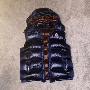Moncler Bormes väst - Moncler Bormes väst, endast använd 3 gånger.
