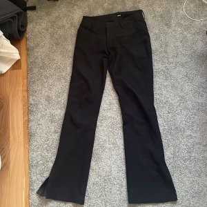 Kostymbyxor  - Säljer mina populära kostymbyxor från bik bok i modellen Vera, alltså lågmidjade med slit där nere, då dom är för små och har köpt nya❤️