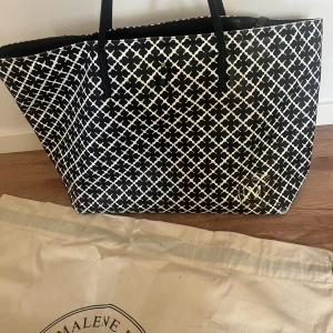 By Malene Birger väska - By Malene birger tote bag i modellen abigail, använt men fint skick💗 dustbag medföljer, superfin väska i fint skick, det ända är att knappen har låsnat men går garanterat att fixa, skriv för fler bilder💗 pris går att diskutera 💗💗
