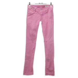 Säljer dessa diesel jeans i en jättefin rosa färg💗innerbenslängd: 83, midjemått rakt över: 37-39. Köpta på Sellpy😊