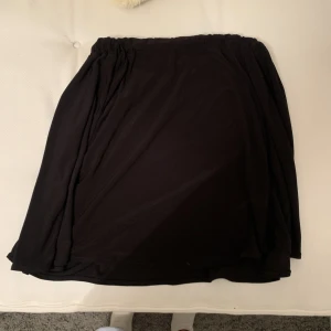 Kjol - Svart kjol, lös passform. Endast provad i storlek XS. 