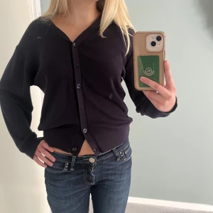 Kofta - Snygg marinblå kofta. Saknas två knappar men det är lätt att fixa. Kontakta vid frågor!