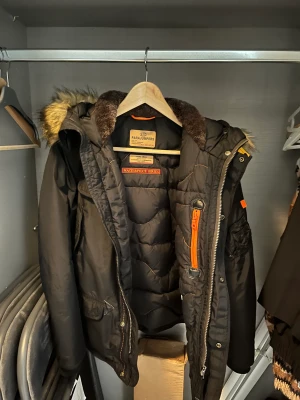 Parajumper jacka barn - Säljer min jacka som har blivit liten. Det är en äkta jacka som är köpt från kidsbrandstore för 5000 kr. Storleken är Young small (12-14) år. SÄNKER PRIS VID SNABB AFFÄR! 