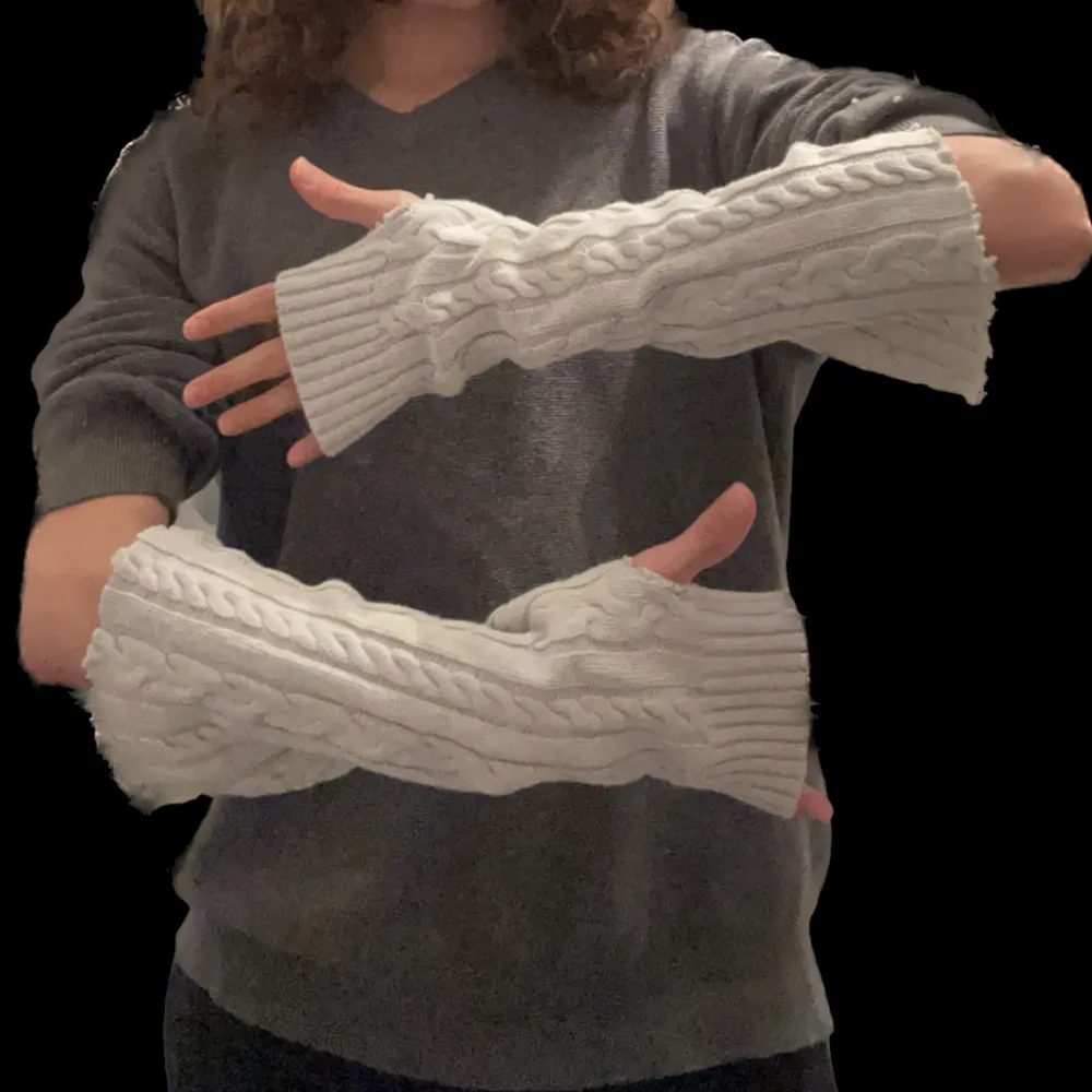 DIY arm/benvärmare jag gjort från en stickad tröja, aldrig använt. Man ksk bör sy in där jag klippt. Tröjan var typ storlek L.. Accessoarer.