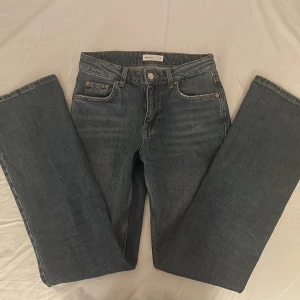 Lågmidjade blåa jeans - Lågmidjade blåa jeans från Gina Tricot. Innerbenssömm: 82cm 
