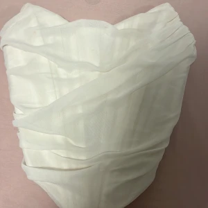 Vit korset topp - Säljer min korset top då har använt den bara två gånger , det är storlek S men passar även xs. Priset kan diskuteras 