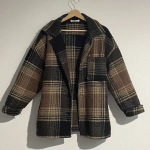 Jacka - En flanelljacka med tre fickor✨ Använd. Lite nopprig, men går att fixa med en noppborttagare! ⭐️ Modellen har storlek S.