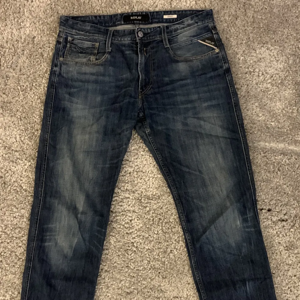 Replay jeans Anbass i stl. 32/34 En av remmarna på baksidan har lossnat, men annars ett par väl omhändertagna jeans. Hör av dig vid minsta fråga eller fundering ;). Jeans & Byxor.