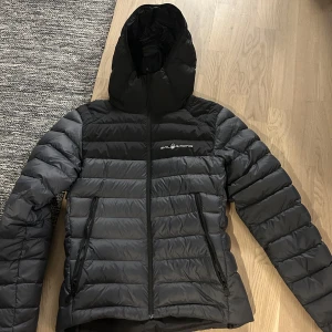 Sail racing jacka  - Sail racing jacka, köpt förra året, knappt använd i nyskick, nypris 3200kr från Zalando 