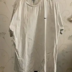 Härlig t-shirt av nike i storlek XL. Finns spår av användning men generellt sett i bra skick.