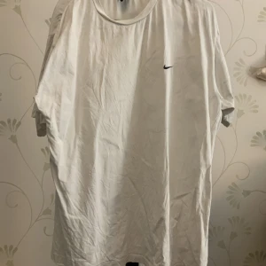 Nike T-shirt  - Härlig t-shirt av nike i storlek XL. Finns spår av användning men generellt sett i bra skick.