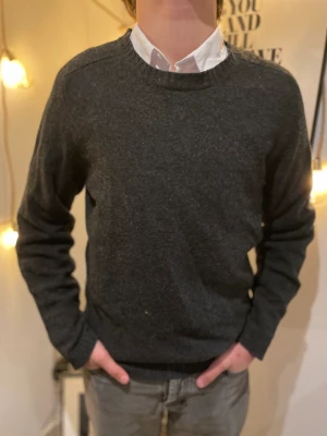Merinoull tröja - Supersnygg merinoulltröja från Paul&Friends. Den är köpt på NK för några månader sen. Nypriset ligger på runt 1500kr. Skicket är 10/10. Modellen på bilden är 175 och väger ca55 kg. Den passar helt perfekt nu till hösten. Kan gå ner i pris vid snabb affär.