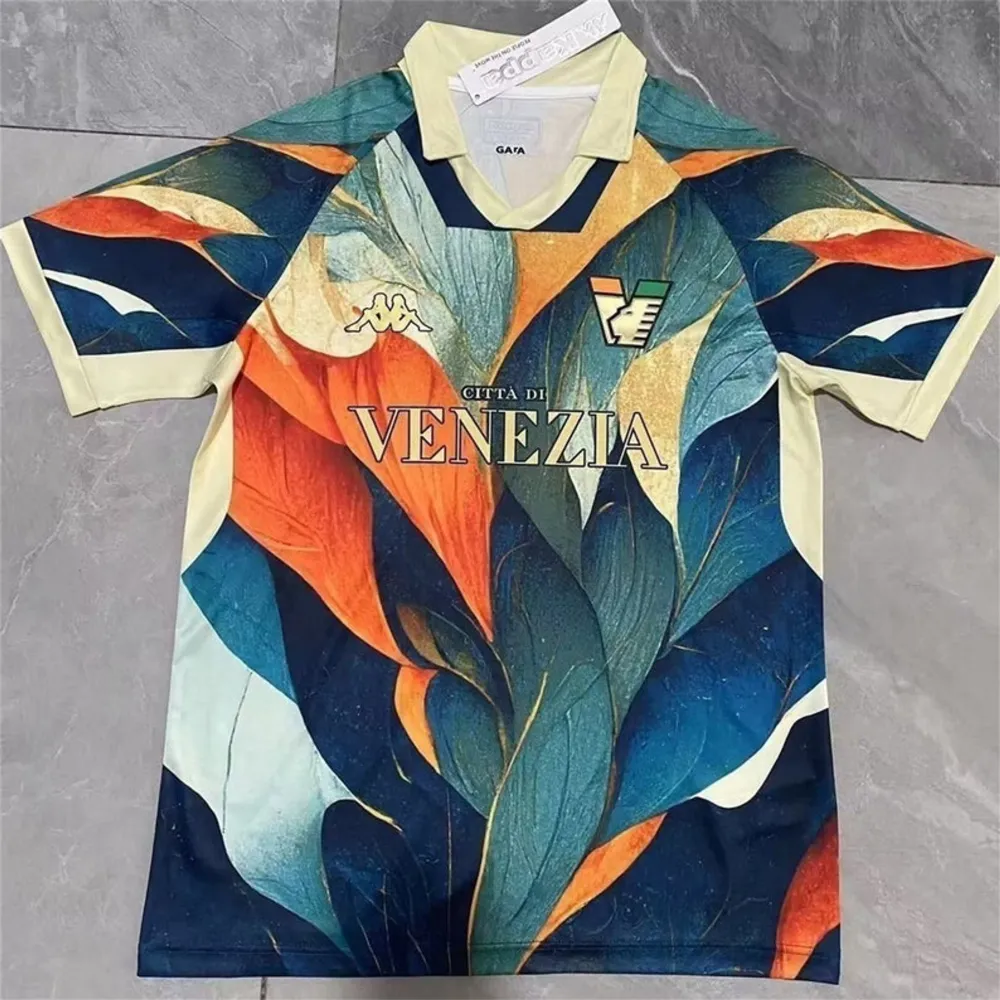 En skit snygg fotbolls tröja (Venezia) från 2022-23. Använd två eller tre gånger, inga fel på tröjan.. T-shirts.