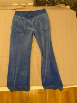 Juicy Couture  - Jag köpte den för 3 dagar sen men dock va den för stor för mig därför känner jag att jag inte bara vill ha den i garderoben utan göra en nytta alltså sälja den