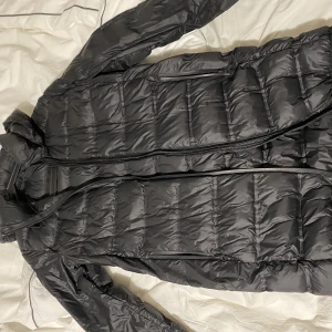 Dunn jacka - En Dunjacka från zara som är perfekt nu till hösten, som jag köpte för 700kr. Den har använts va 5 gånger. Super bra skick den är verkligen som ny!!! 