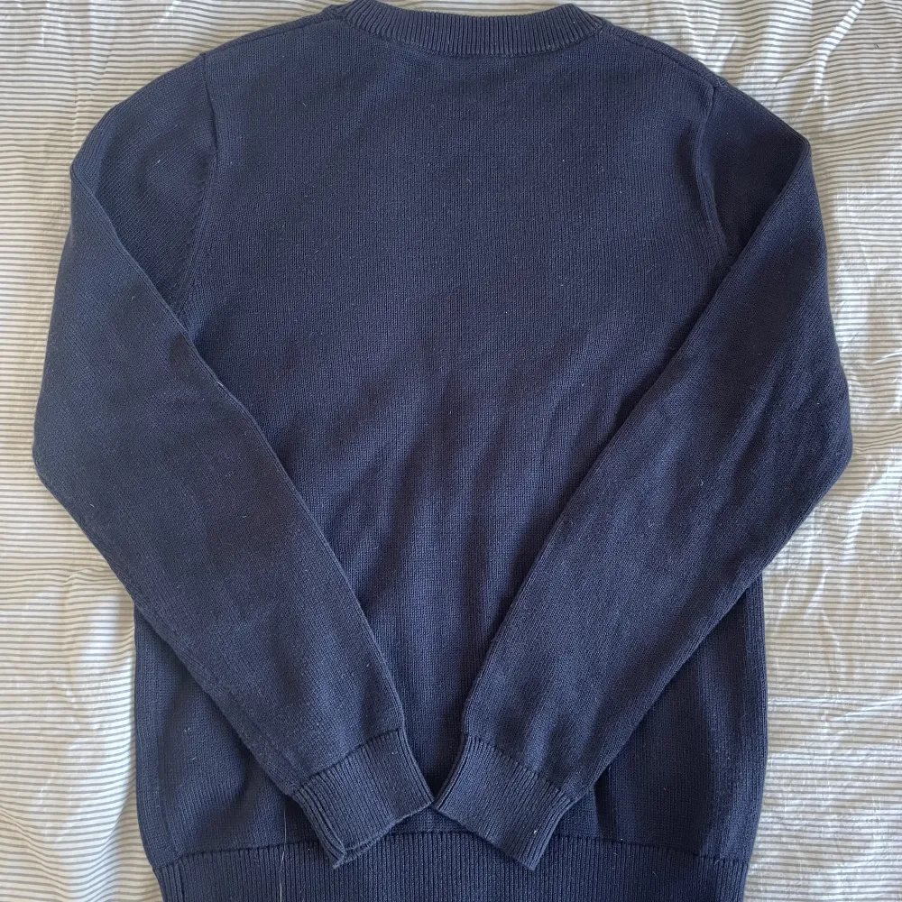 En tunn stickat tröja från Gant i marinblå, passar till allt🌟 Knappt använd, väldigt bra skick!. Tröjor & Koftor.