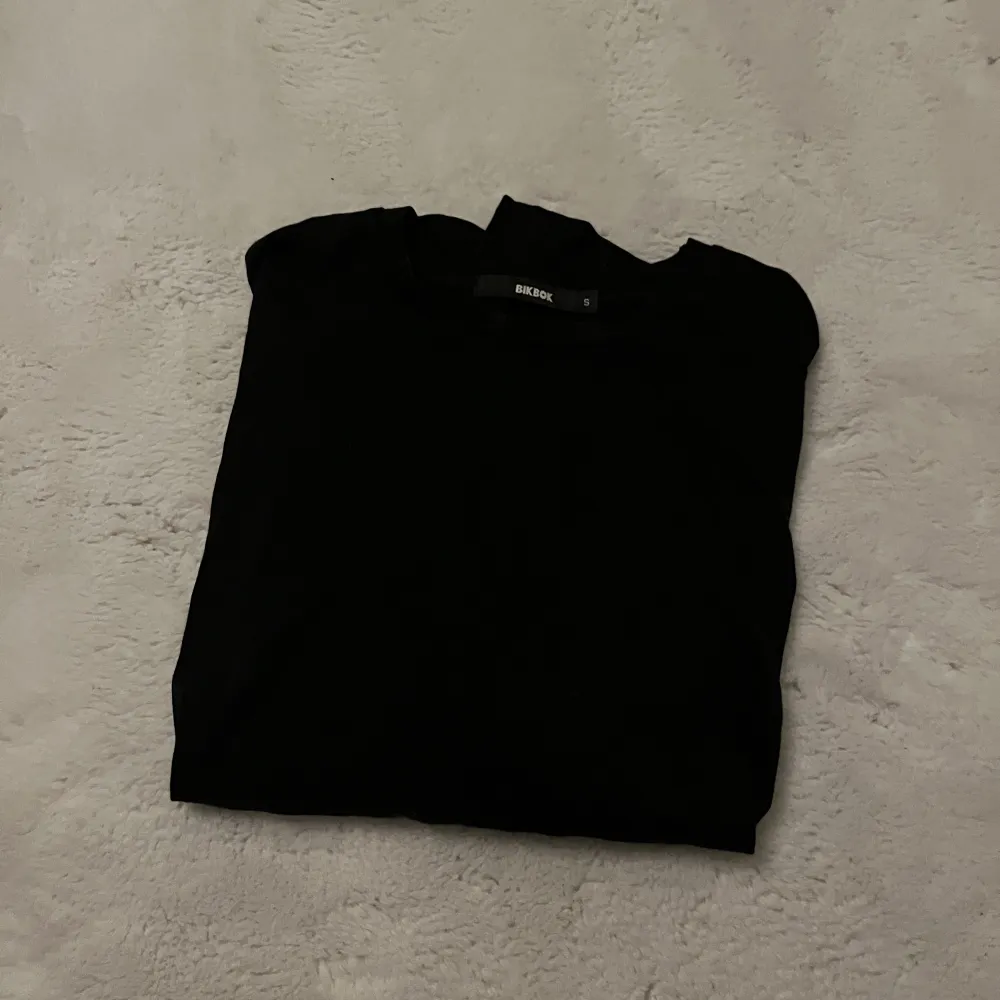 Fin tröja från bikbok stl: S, knappt använd, den har knyt bakom ryggen. Tröjor & Koftor.
