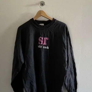 Split Rock Tröja - Säljer nu min tröja med logan ”Split Rock” i storleken L. Den är i skicket 7/10 då den har använts förut.  