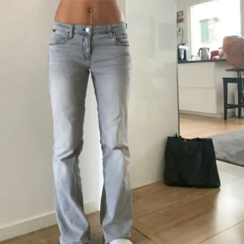 Ett par gråa jeans från Mavi . Jeans & Byxor.